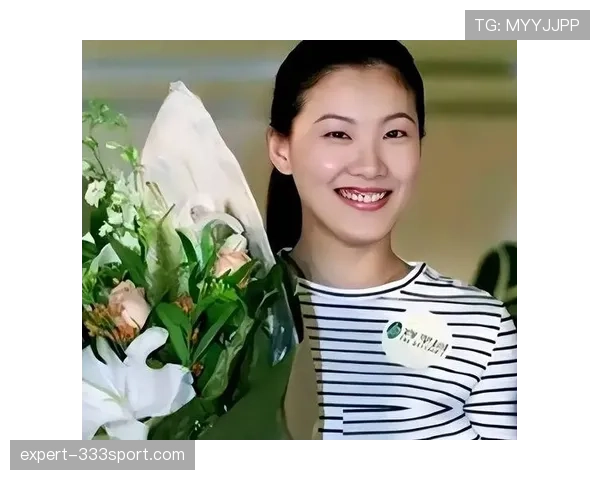 伏明霞喝咖啡得用金勺子？听说家里连月光都奢侈得不敢开灯